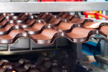 Metal çatı kiremitleri metal fabrikasında üretim hattı