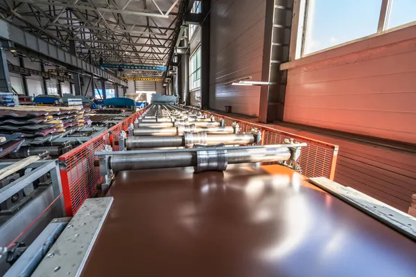 Pembentukan logam mesin dan atap jalur produksi genteng dengan ban berjalan di bengkel pabrik modern — Stok Foto