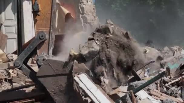 Rivning av byggnaden. Grävmaskinen krossar gammalt hus. Frigöra utrymme för nybyggnation — Stockvideo