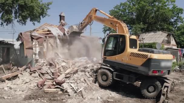 Démolition de la vieille maison pour la construction neuve par godet d'excavatrice, vue aérienne. Aménagement urbain — Video