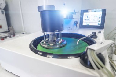 Metal ve demir örneklerini metalurji laboratuarında test etmek için laboratuvar ekipmanları.