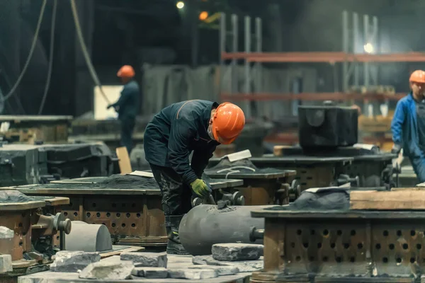 금속 공장이나 공장에서 헬멧을 쓰고 일하는 노동자, 중공업계의 경력 — 스톡 사진