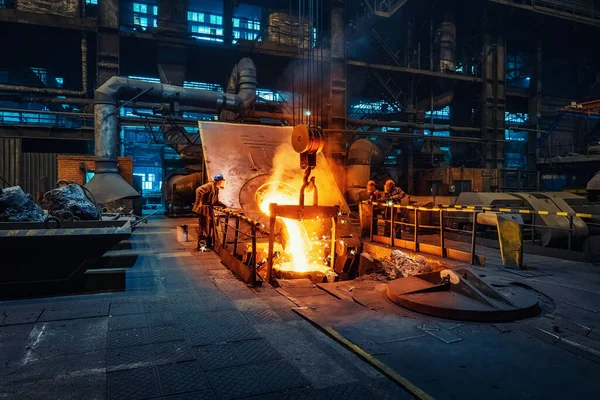 금속 주조 공정은 금속 공장이나 공장에서 용광로 에서 진행 된다. 용기에 부어넣어 진 액체 금속, 중공업계 배경 — 스톡 사진