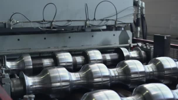 Los rodillos de acero cierran. Máquina formadora de metales para la producción de tejas — Vídeos de Stock