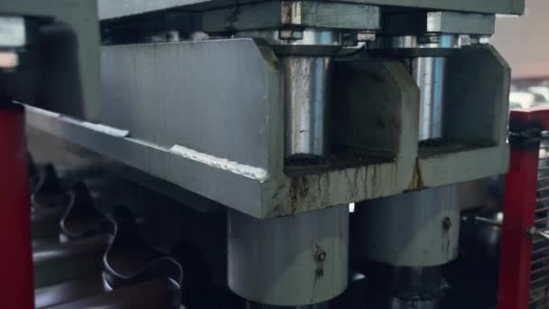 Пневматический пресс для металлообрабатывающей машины. Линия автоматизированного производства металлочерепицы на заводе — стоковое видео