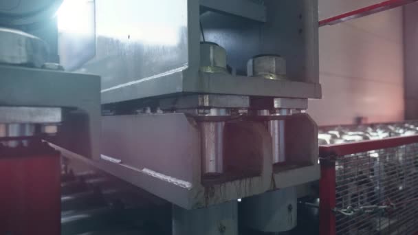 Metall takpannor för byggnad fasad automatisk produktionslinje på fabrik från galvaniserad stålplåt i rullar — Stockvideo