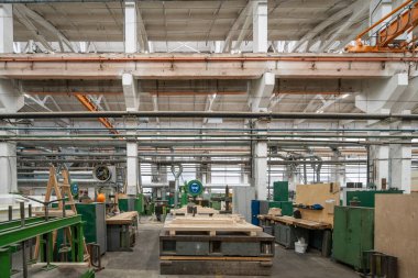 Ahşap yığını ve ekipman makineleri olan bir marangoz fabrikası. Profesyonel endüstriyel marangozluk