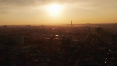 Voronezh şehrinin üzerinde güzel bir günbatımı yukarıdan hava manzarası, şehir akşam alacakaranlığı