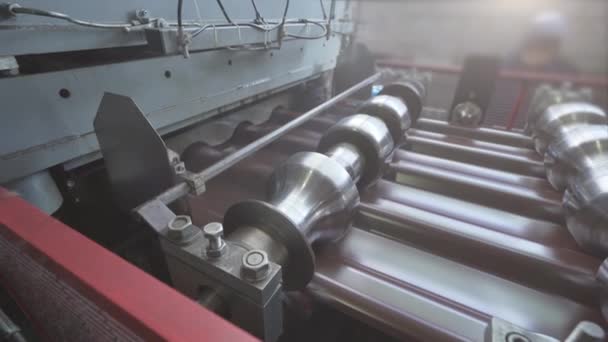 Стальные ролики в металлообрабатывающей машине для производства черепицы на заводе — стоковое видео