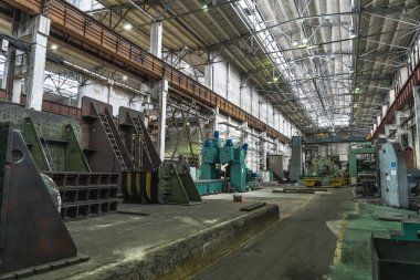 Metal fabrikasının endüstriyel iç mekanı. Metal işleme, öğütme, delme ve kesme için birçok makine aletleri olan bir atölye. Ağır sanayi