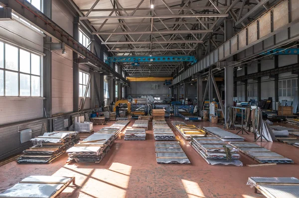 Bengkel pabrik industri atau interior gudang di dalam untuk produksi ubin atap logam. Produksi atap pada sabuk konveyor otomatis dan peralatan garis — Stok Foto