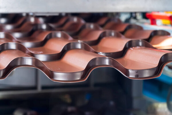 Процесс формования металлической плитки крупным планом в металлообрабатывающей машине