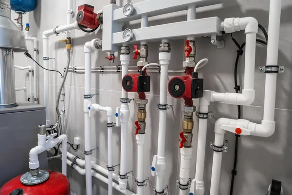 Sistema de calefacción de la casa con modernos tubos de plástico, manómetros y tubos de cierre en la sala de calderas —  Fotos de Stock