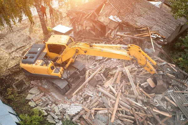 Excavator merusak rumah tua, banyak debu di udara. Bangunan pembongkaran dan dekonstruksi, pandangan udara — Stok Foto