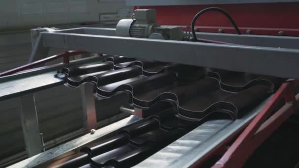 Metalen tegel voor dak in metalen vormen machine productielijn close-up. Industriële achtergrond — Stockvideo