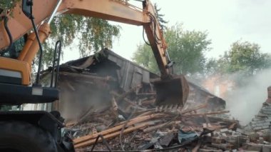 Kazı kovası ve hava manzaralı yeni inşaat için eski ev binasının yıkımı. Şehir Geliştirme