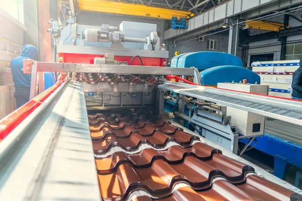 Línea de producción de baldosas metálicas para techo. Cinta transportadora en planta de fabricación metalúrgica — Foto de Stock