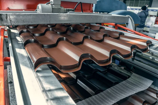 Jalur produksi ubin logam untuk atap. Sabuk conveyor di pabrik pengolahan logam — Stok Foto