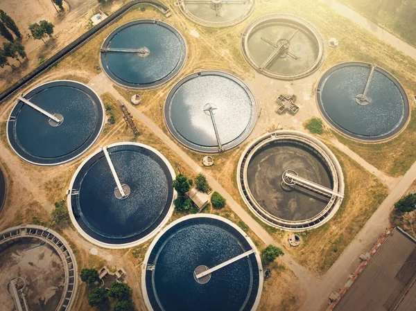 Pandangan udara terhadap pabrik pengolahan limbah industri modern, waduk tangki bulat untuk sedimentasi dan pemurnian air limbah — Stok Foto