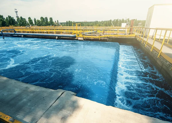 Station industrielle moderne de traitement des eaux usées, réservoir pour la sédimentation et l'épuration des eaux usées — Photo