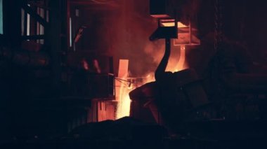 Metal döküm işlemi Çelik Fabrikasında ya da Metalurji fabrikasında, Sıvı Erimiş Metal. Ağır Sanayi, Demir ve Çelik Yapımı