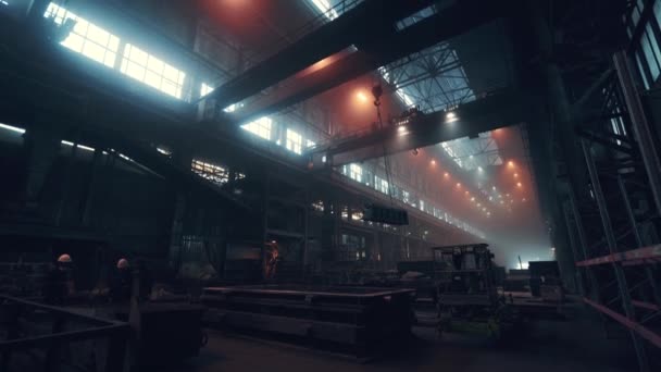 Fabryka Stali, Huta Hutnicza. Duże wnętrze warsztatu, przemysł ciężki, hutnictwo żelaza i stali — Wideo stockowe