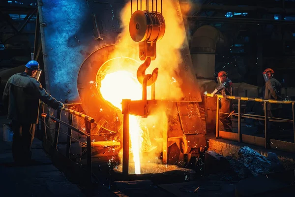 주물을 주조하는 과정, 액체로 녹은 금속을 국자로 부으는 과정. 중금속 산업 — 스톡 사진