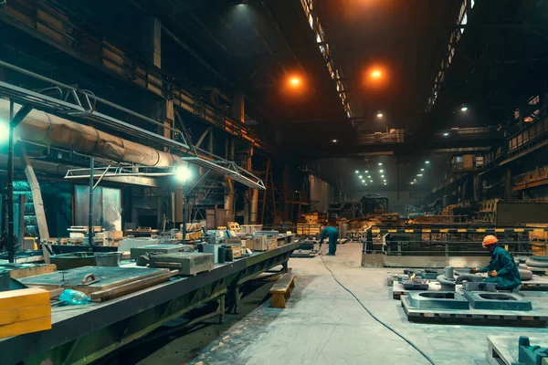 노동자들 이 작업하고 있는 강철 공장, 공장 내부, 철을 생산하는 대규모 격납고 — 스톡 사진