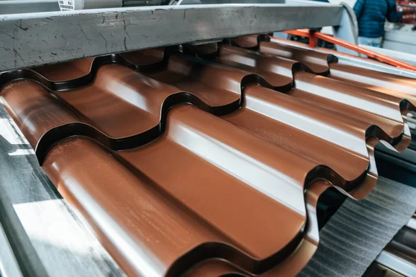 Tejas de metal marrón hechas de rollo de chapa de acero galvanizado y pintado — Foto de Stock