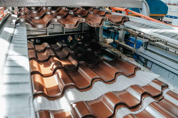 Lembar logam membentuk mesin di pabrik untuk bahan produksi untuk atap dan fasad bangunan — Stok Foto