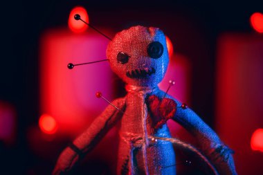 Kırmızı dramatik ışıklandırmalı iğneli Voodoo Bebeği