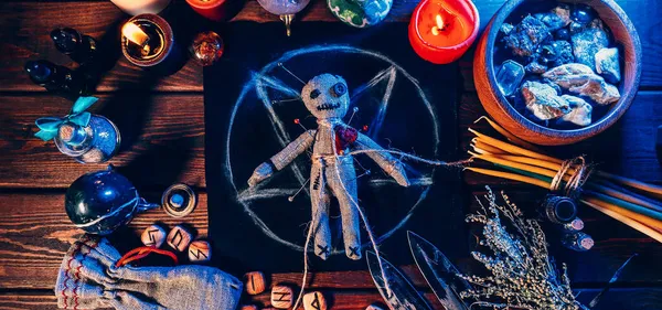 Boneka Voodoo pada meja sihir spiritual Latar belakang kayu top view gambar panorama — Stok Foto