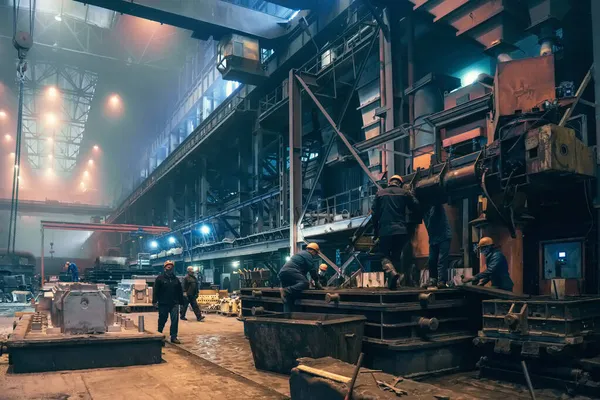 Nehézipar, acélgyár öntöde ipari kohászati üzem belső tér, acélgyártás sok munkással — Stock Fotó
