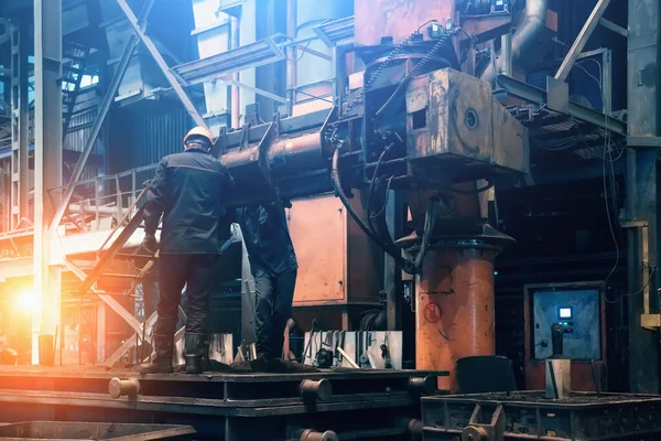 Steel mill interior inside. Workers in workshop of metallurgical plant. Foundry and heavy industry building inside background — Stock Photo, Image