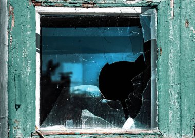 Kırık cam. Delikli kırık cam. Vandalizm, yıkım ve kaza kavramı