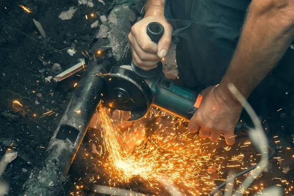 Εργαζόμενος κόβει σωλήνα αερίου με μύλο, κλείστε — Φωτογραφία Αρχείου