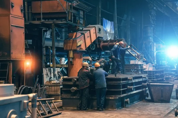Uvnitř ocelárny. Pracovníci v dílně hutního závodu. Slévárenský a těžký průmysl budovy uvnitř pozadí — Stock fotografie