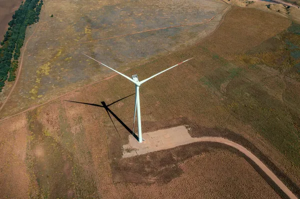 Windräder auf der grünen Wiese aus der Luft. Alternative Elektrizität, nachhaltige Ressourcen, Konzept für erneuerbare Energien — Stockfoto