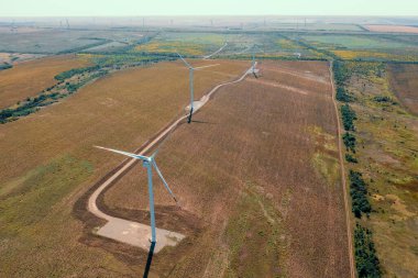Alternatif yenilenebilir elektrik üretmek için rüzgar türbinleri, çevre koruma için ekolojik teknoloji yeniliği, kopyalama alanı