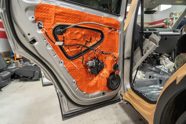 Pintu mobil dalam akustik khusus dan bahan getaran-redaman untuk insulasi kebisingan. Pemasangan kedap suara, penyetelan otomatis — Stok Foto