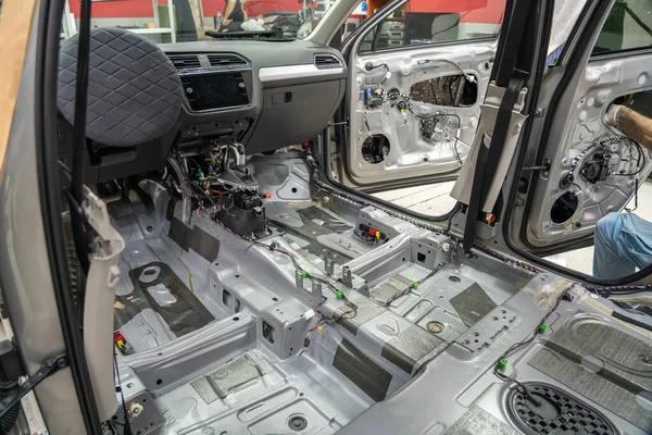 Interior mobil di dalam dengan kursi dan pelapis dilepas. Menyiapkan untuk perbaikan atau memasang kebisingan insulasi kedap suara pada SUV modern — Stok Foto
