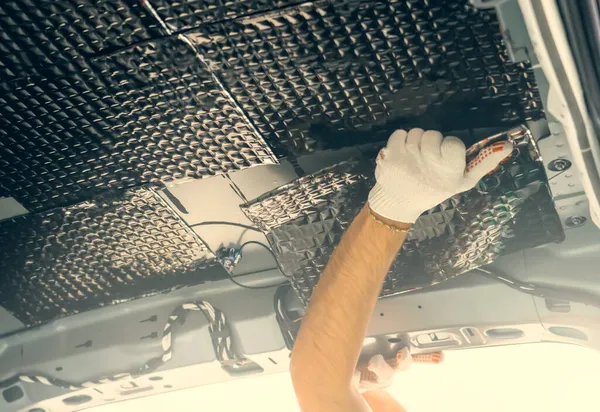 Instalasi Pekerja material kedap suara ke dalam atap mobil. Isolasi suara untuk tuning otomatis — Stok Foto