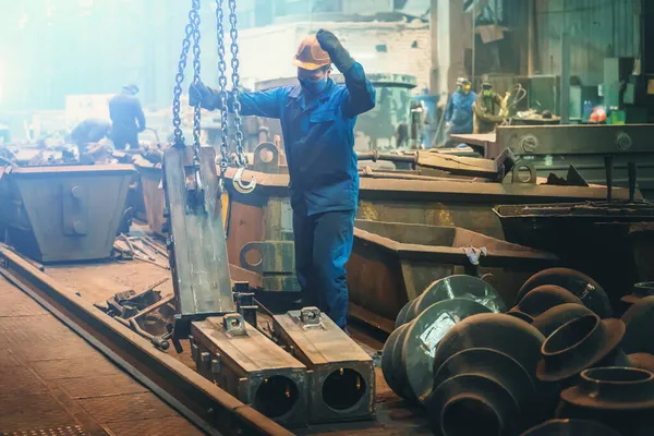 Bekerja dalam proses kerja dengan derek dan produksi logam di pabrik baja. Foundry, Khas metalurgi tanaman — Stok Foto