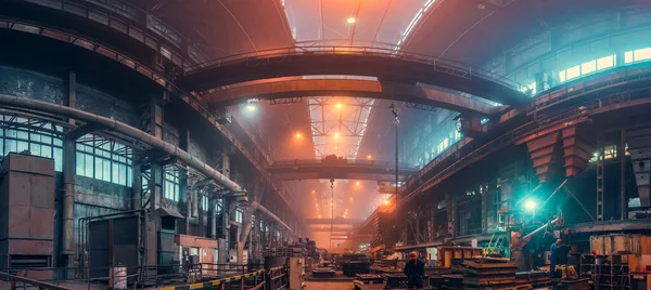Panorama de ângulo largo do interior da fábrica metalúrgica. Fundição de moinho de aço, fundo da indústria pesada — Fotografia de Stock