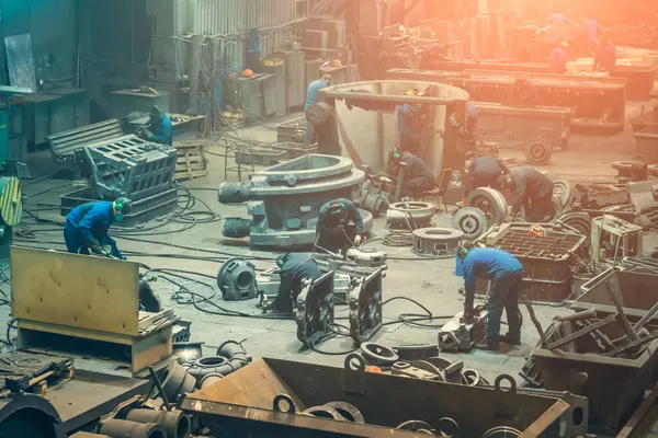 Trabajadores de la fundición metalúrgica de plantas. Industria pesada — Foto de Stock