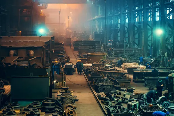 Interno industriale, grande laboratorio di hangar nella fonderia di impianti metallurgici — Foto Stock