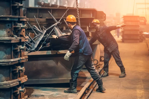 Trabajadores de plantas metalúrgicas en proceso de trabajo, interior industrial — Foto de Stock