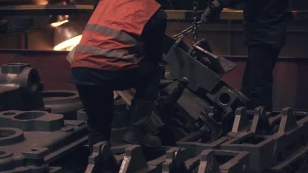 Работники металлургического комбината в процессе работы — стоковое видео