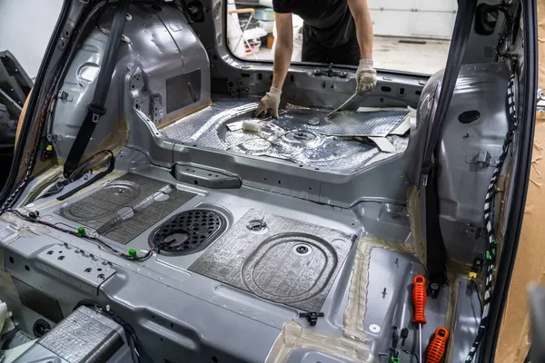 Interior mobil di dalam dengan kursi dan pelapis dilepas. Menyiapkan untuk perbaikan atau memasang kebisingan insulasi kedap suara pada SUV modern — Stok Foto