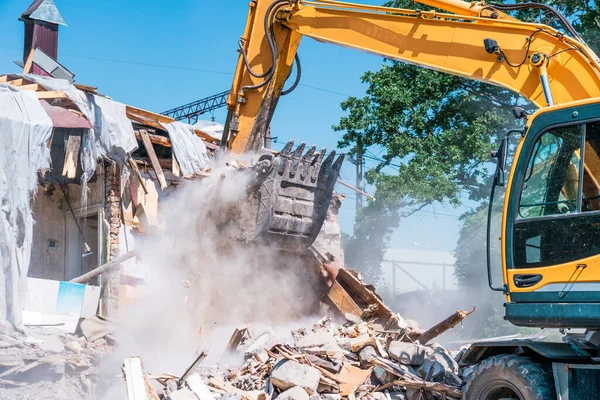 Ember Excavator merusak rumah tua. Membongkar bangunan untuk renovasi — Stok Foto